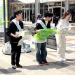 寄付を呼びかける大学生たち＝明石市大明石町１