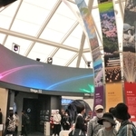 関西パビリオンの吹き抜けの広場＝大阪市此花区