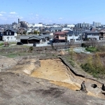 発掘調査で見つかった寺院関連などの建物跡＝明石市魚住町西岡（明石市提供）
