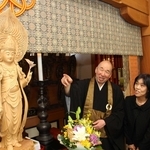 お披露目された「照見観世音菩薩」を眺める神足豊光住職（左）ら＝明石市二見町東二見
