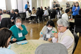 大蔵海岸をテーマにした３月のタウンミーティング。丸谷聡子市長（右奥）も各テーブルを回った＝明石市役所