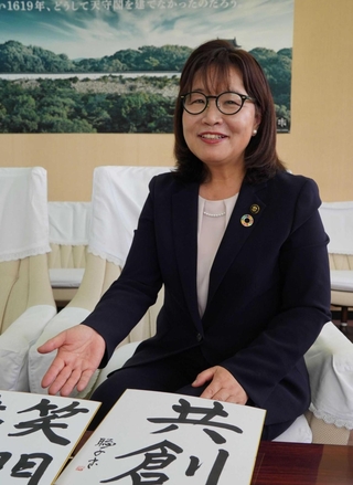 就任２年を前に思いを語る丸谷聡子市長＝明石市役所