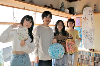 展覧会に向け準備をする（右から）桜井夏子さん、ジュリ・ベイカー＆サマーさん、一色暁生さんと妻の優さん＝明石市林崎町３