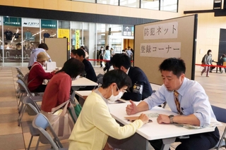 アプリの登録方法を説明するコーナーを設けたキャンペーン＝明石市大明石町１