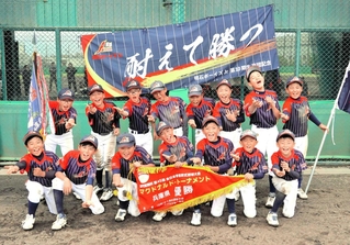 全国大会に向けて意気込む「明石ボーイズＪｒ」のメンバーら＝明石市内