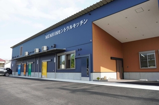 給食事業の「年輪」が開設したセントラルキッチン。扉の色を変え、障害のあるスタッフが見分けやすいようにしている＝神戸市西区今寺