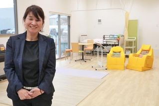 事業所開設への思いを語る岸元知加子さん＝明石市大久保町西脇