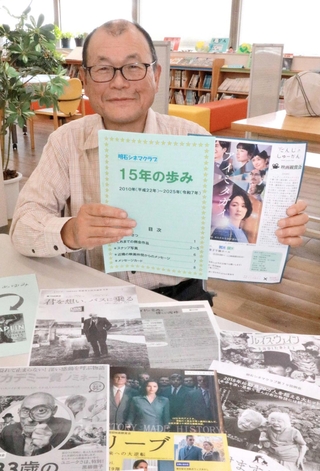 １５年の歩みをまとめた冊子と次回例会のチラシを持つ金沢昇代表＝明石市東仲ノ町