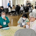 大蔵海岸をテーマにした３月のタウンミーティング。丸谷聡子市長（右奥）も各テーブルを回った＝明石市役所