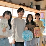 展覧会に向け準備をする（右から）桜井夏子さん、ジュリ・ベイカー＆サマーさん、一色暁生さんと妻の優さん＝明石市林崎町３