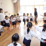 「プテラノドン」のポーズに取り組む子どもたち＝明石市宮の上