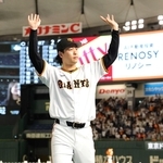 セリーグ記録を更新し、スタンドに手を振る山崎伊織選手＝４月３０日、東京ドーム