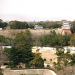 震災で損傷し、曳屋工法が行われる前の巽櫓（右）。工事の様子は市民にも公開された＝１９９６年４月２日、県立明石公園