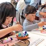 真剣な表情で箸を使う子ども＝あかし市民広場