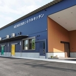 給食事業の「年輪」が開設したセントラルキッチン。扉の色を変え、障害のあるスタッフが見分けやすいようにしている＝神戸市西区今寺