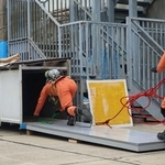 ほふく救出訓練で煙道に飛び込む隊員＝明石市藤江