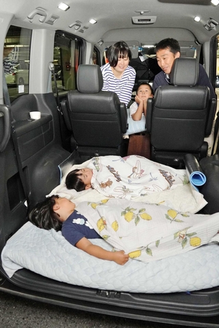 車中泊を体験した家族＝明石市大久保町大窪