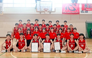 ２６年ぶりに近畿大会に出場する明石南高校男子バスケ部＝明石市明南町３