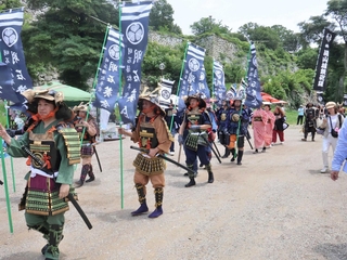 明石葵会のメンバーらによる武者行列＝県立明石公園