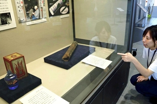 各家庭に置かれていた防火弾（左）と、焼夷弾の実物＝明石市立文化博物館