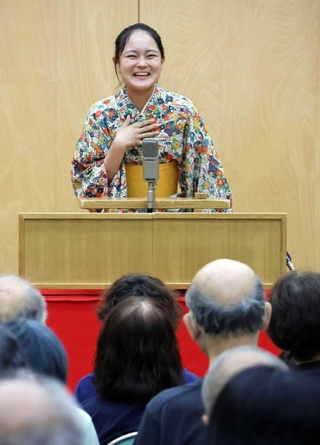 古典落語を披露するほしぞら亭きらりさん＝明石市立西部市民会館