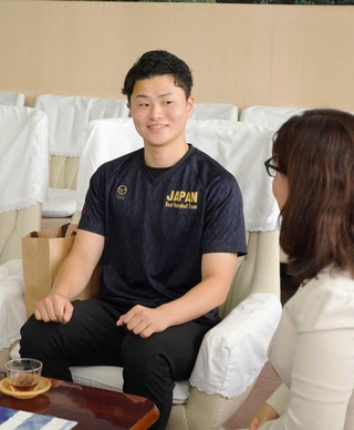デフリンピックのバレーボール日本代表に選ばれた山本剛志さん＝明石市役所