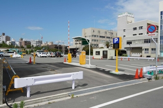 立体駐車場の解体に伴って仮設駐車場が整備される県有地＝明石市中崎１