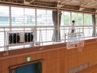 体育館の２階部分に設置された空調設備＝錦城中学校