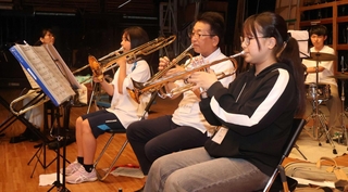 練習をするＬＯＪＯのメンバーら＝明石市立西部市民会館