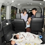 車中泊を体験した家族＝明石市大久保町大窪