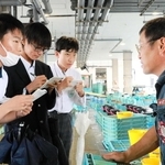 漁師の戎谷道男さんから話を聞く（左から）田中陽樹さん、木村櫂士さん、織田遥士さん＝明石浦漁港