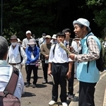 牧野満徳さん（右）の話を聞く参加者ら＝明石市明石公園