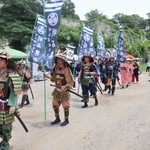 明石葵会のメンバーらによる武者行列＝県立明石公園