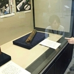 各家庭に置かれていた防火弾（左）と、焼夷弾の実物＝明石市立文化博物館