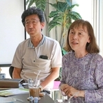 里親カフェで里親の経験談を話す中川賢二郎さん（左）と艶子さん夫妻＝明石市小久保６