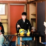 参列者らにふるまう薄茶をたてる多田翔一郎さん（中央）と見守る伊原宗静さん（左）＝明石市大久保町西島