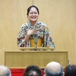 古典落語を披露するほしぞら亭きらりさん＝明石市立西部市民会館