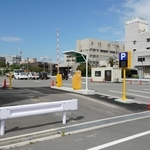 立体駐車場の解体に伴って仮設駐車場が整備される県有地＝明石市中崎１