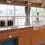 体育館の２階部分に設置された空調設備＝錦城中学校