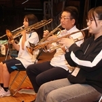 練習をするＬＯＪＯのメンバーら＝明石市立西部市民会館