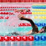 男子１５００メートル自由形で競う選手たち＝明石海浜プール