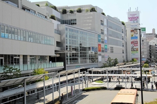 明石税務署管内の最高路線価となった明石駅前広場＝明石市大明石町１