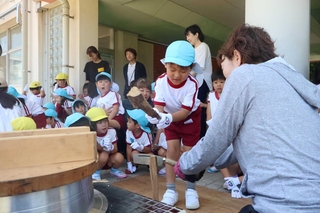 まき割りに挑戦する園児＝明石市魚住町錦が丘１