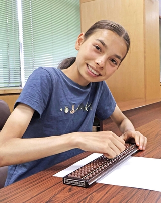 珠算能力検定試験１級に合格したリクソン馬本アニカ日子さん＝明石商工会議所