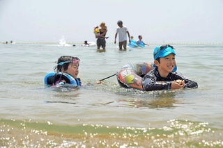 海水浴を楽しむ子どもたち＝明石市林崎町３