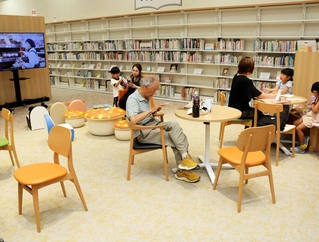 館内では好きないすに座って読書ができる＝二見図書館