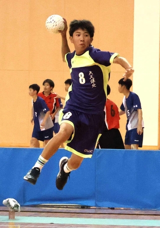 ハンドボール男子決勝でシュートを放つ大久保北の選手＝加古川市立総合体育館