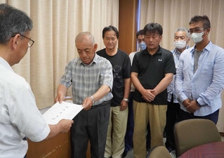 永野潔副市長（左）に嘆願書を手渡す柳井農会の役員ら＝明石市役所
