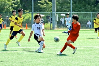スルーパスに抜け出してシュートを放つ霊山大海選手＝加古川市加古川町、日岡山公園グラウンド