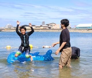 海で遊ぶ海水浴客ら＝大蔵海岸海水浴場